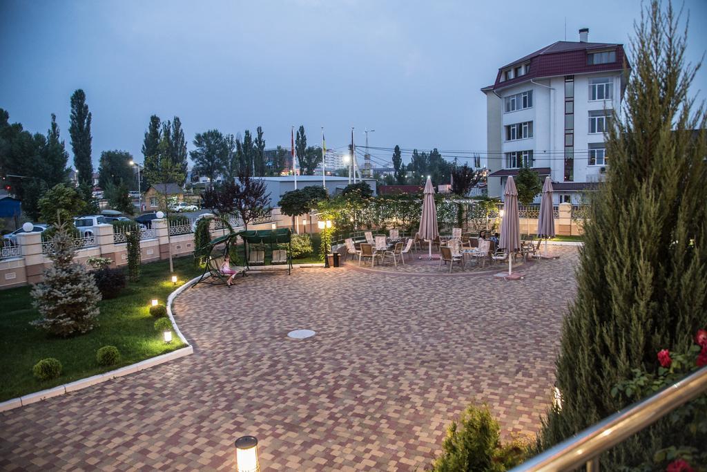 Sofievsky Posad Hotel Kyiv Exterior photo